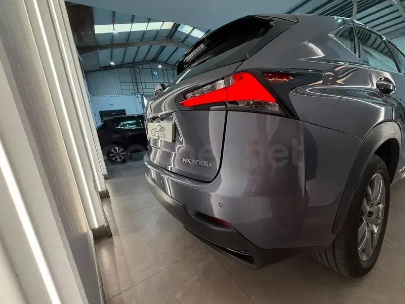 Usado Lexus NX300h Executive Line 197 CV (144 kW) 2017 Gris / plata SUV