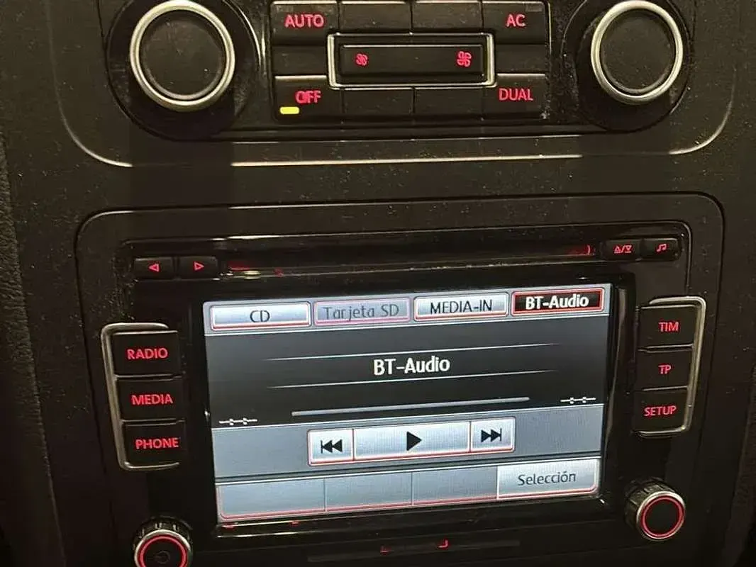 Usado VW Touran Sport 140 CV (102 kW) 2012 Negro Monovolumen