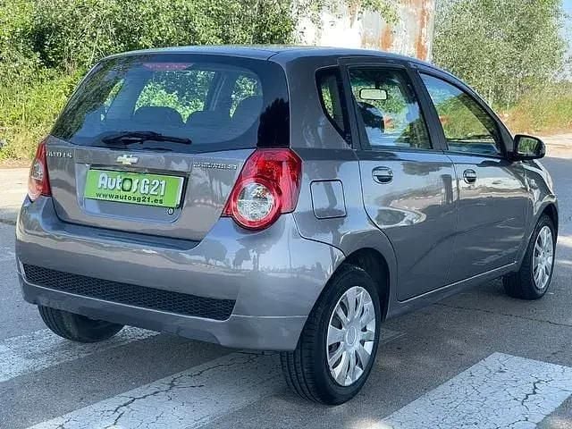 Usado Chevrolet Aveo LS 101 CV (74 kW) 2010 Gris / plata Berlina