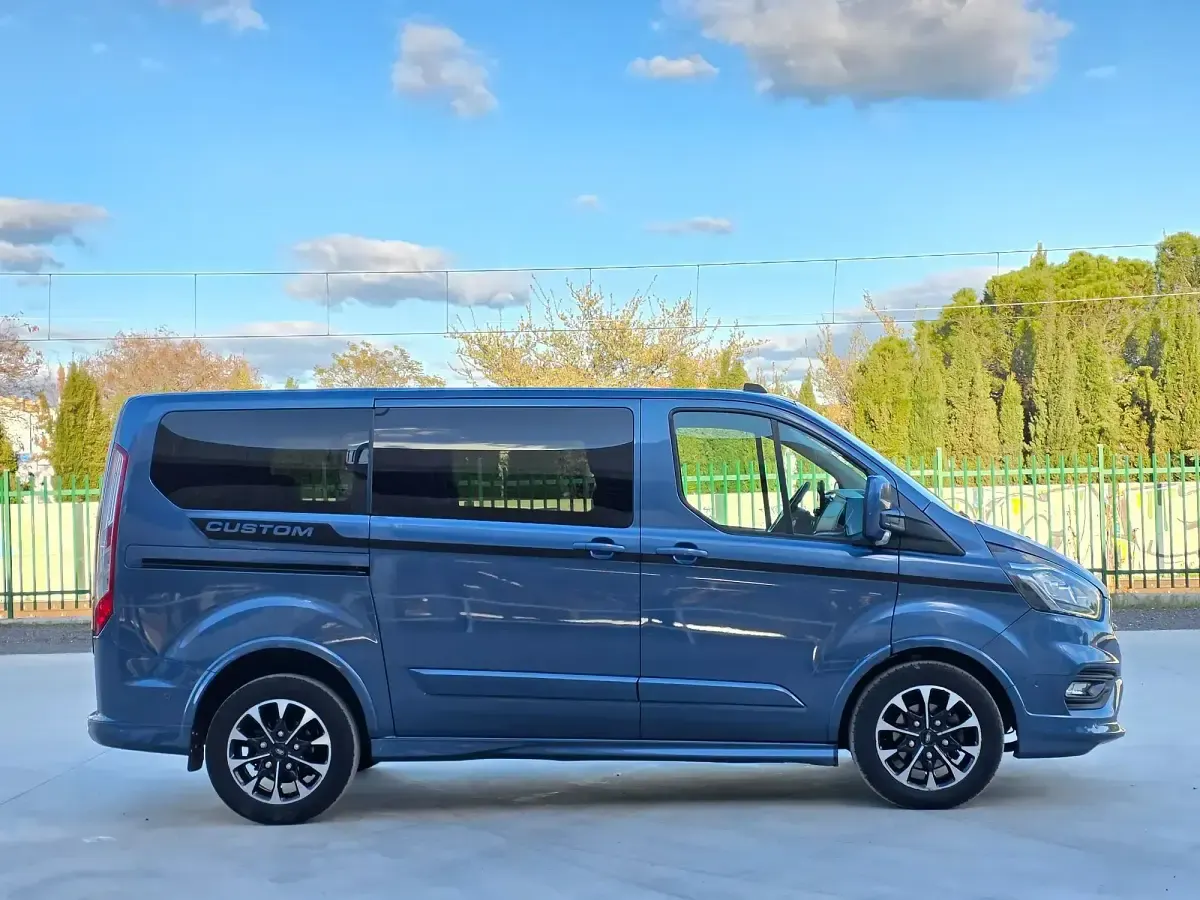 Usado Ford Transit Custom Trend 170 CV (125 kW) 2020 Azul Familiar