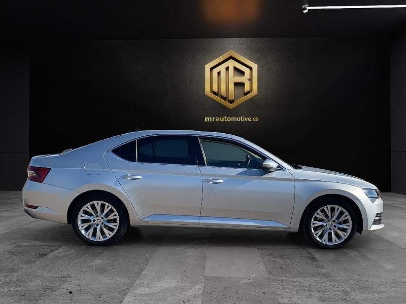 Usado Skoda Superb Style 218 CV (160 kW) 2021 Gris