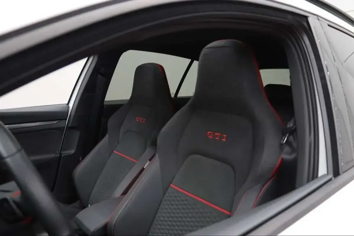 Usado VW Golf VIII GTI 300 CV (220 kW) 2023 Blanco Utilitario
