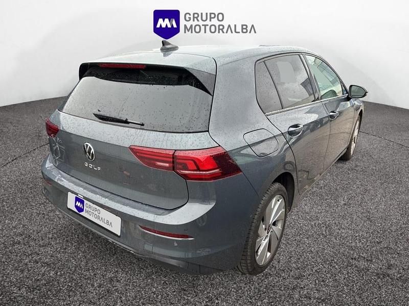 Usado VW Golf VIII 116 CV (85 kW) 2025 Gris / plata Berlina