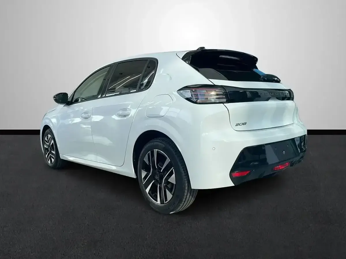 Usado Peugeot 208 Allure 102 CV (75 kW) 2024 Gris Utilitario