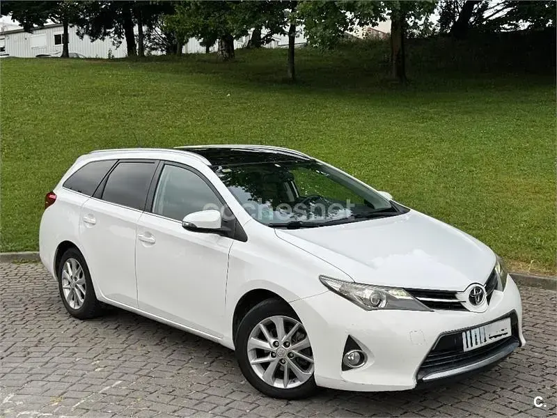 Usado Toyota Auris Active 132 CV (97 kW) 2014 Blanco Familiar