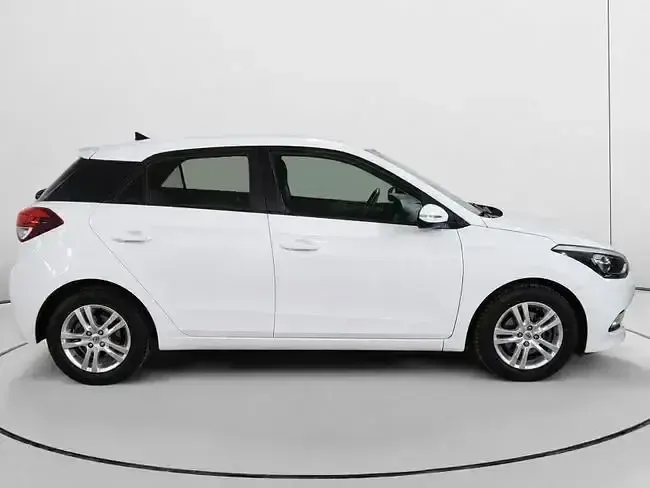 Usado Hyundai i20 90 CV (66 kW) 2015 Blanco Berlina