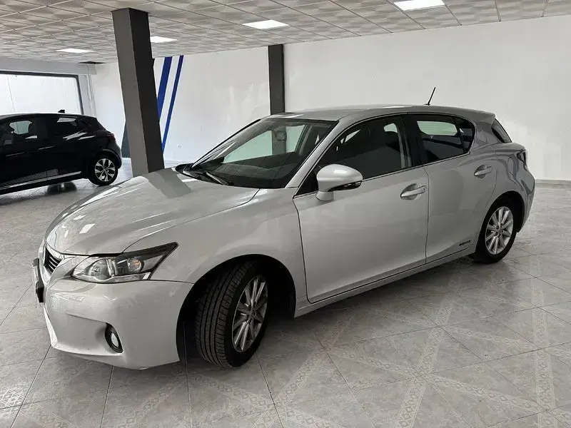 Usado Lexus CT200h 136 CV (100 kW) 2011 Gris / plata Berlina