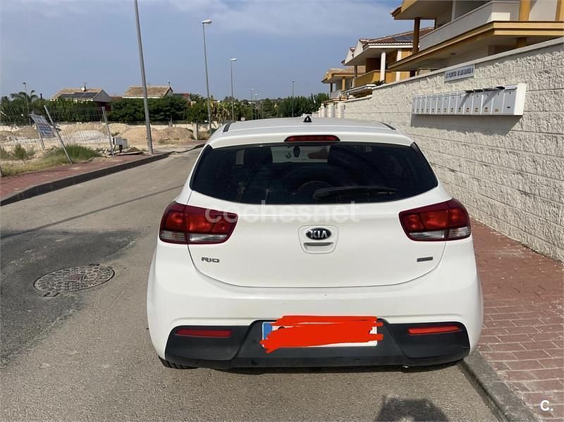 Usado Kia Rio Plus 90 CV (66 kW) 2017 Blanco Berlina