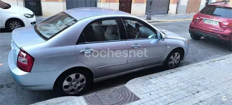 Usado Kia Cerato EX 112 CV (82 kW) 2005 Gris / plata Berlina