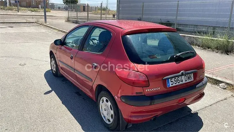 Usado Peugeot 206 75 CV (55 kW) 1998 Rojo Utilitario