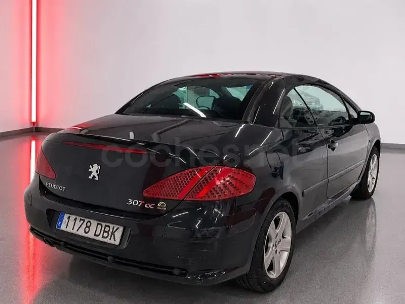 Usado Peugeot 307 CC 138 CV (101 kW) 2005 Negro Descapotable