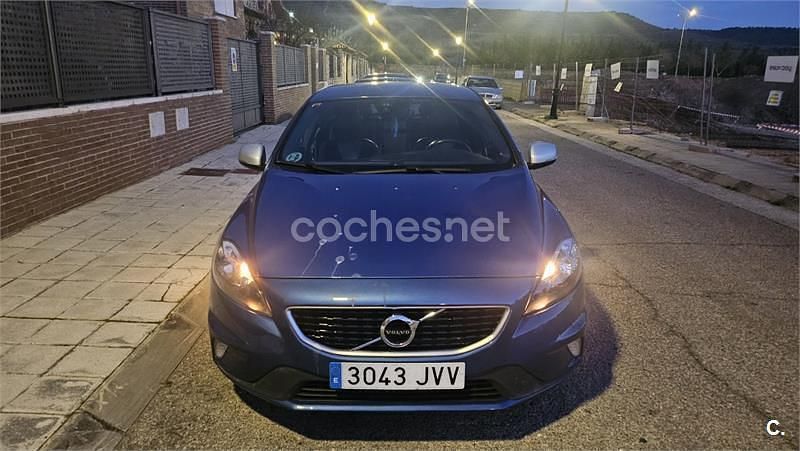 Usado Volvo V40 R-Design Momentum 120 CV (88 kW) 2016 Azul Berlina