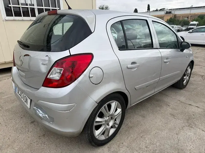 Usado Opel Corsa Essentia 70 CV (51 kW) 2006 Gris / plata Utilitario