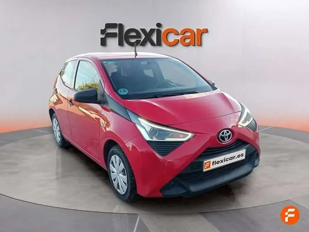 Usado Toyota Aygo X-play 72 CV (52 kW) 2022 Rojo Utilitario