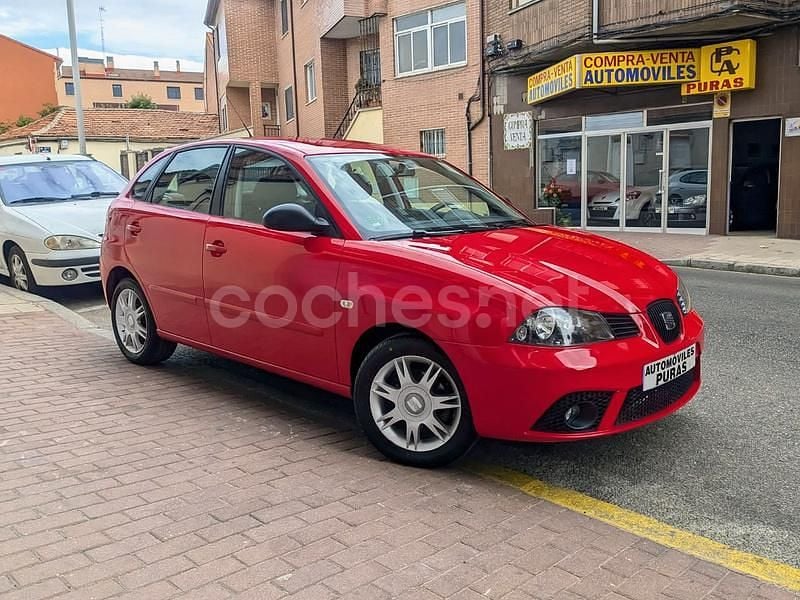 Usado Seat Ibiza Reference 75 CV (55 kW) 2006 Rojo Berlina