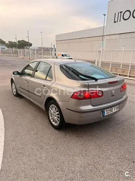 Usado Renault Laguna III Authentique 110 CV (80 kW) 2007 Gris / plata Berlina