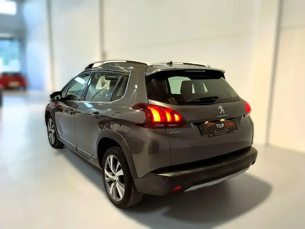 Usado Peugeot 2008 Allure 99 CV (72 kW) 2018 Gris SUV