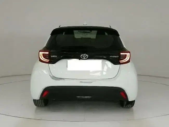 Usado Toyota Yaris Active 116 CV (85 kW) 2022 Blanco Utilitario