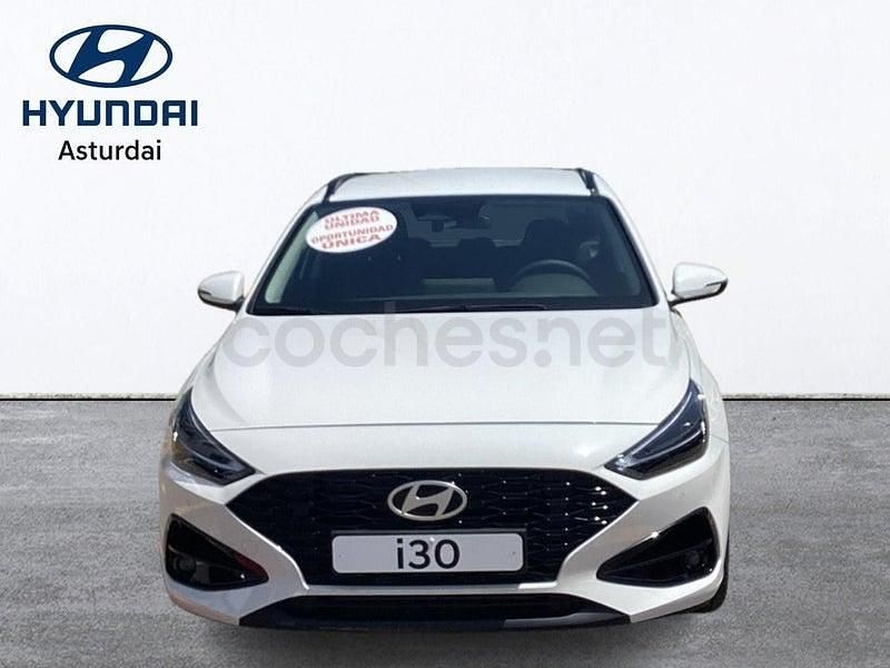 Nuevo Hyundai i30 100 CV (73 kW) 2025 Granate Familiar