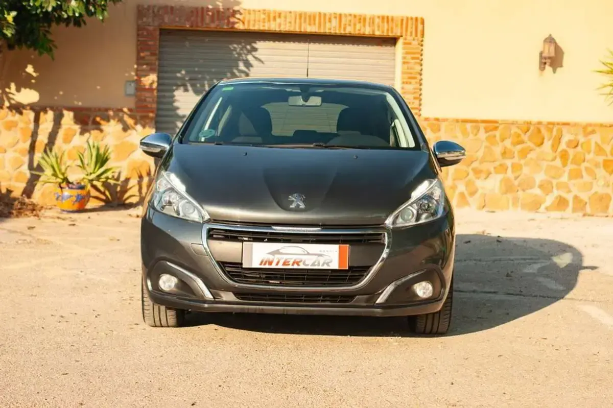 Usado Peugeot 208 Style 82 CV (60 kW) 2017 Gris Utilitario