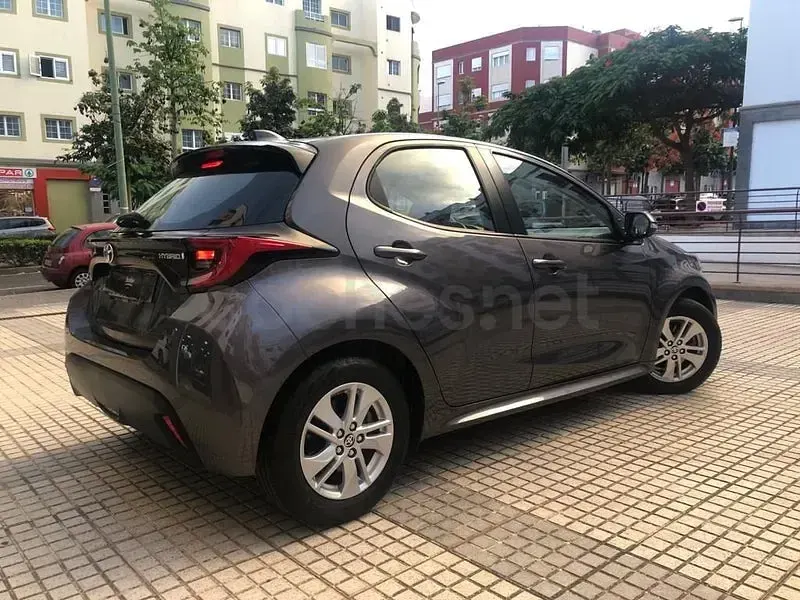 Usado Toyota Yaris Hybrid Active 116 CV (85 kW) 2022 Blanco Berlina