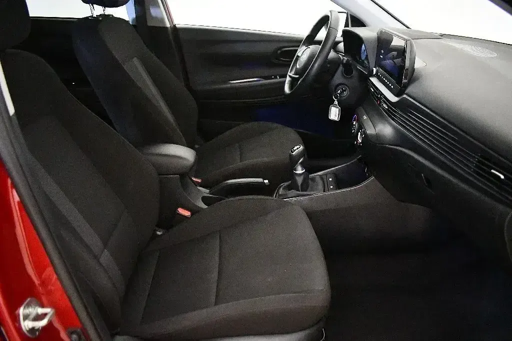Usado Hyundai i20 100 CV (73 kW) 2025 Rojo Utilitario