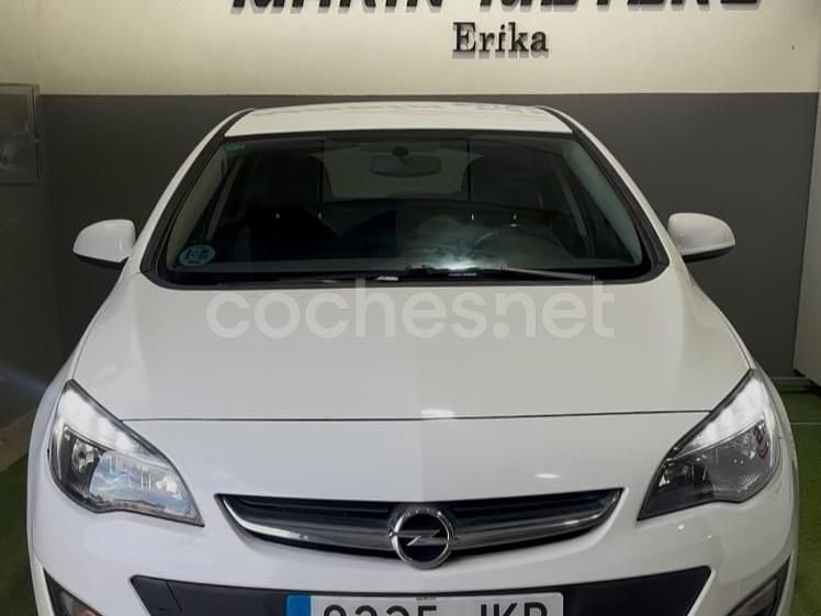 Blanco Usado 2015 Opel Astra Selective Berlina | 8399 € (Precio justo) - Imagen 1/4