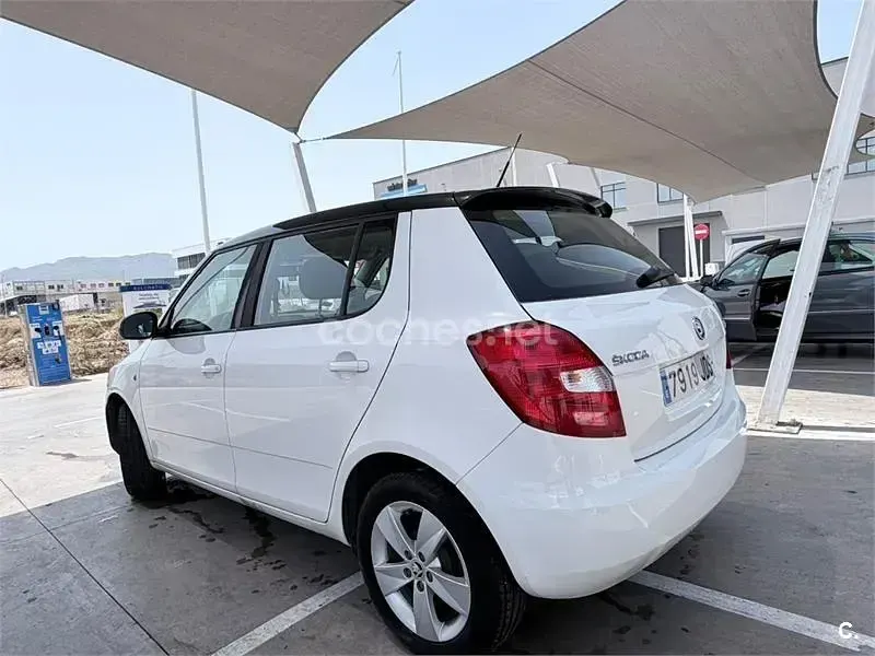Usado Skoda Fabia Ambition 60 CV (44 kW) 2015 Blanco Berlina