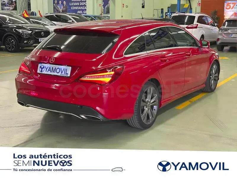Usado Mercedes CLA180 Shooting Brake 122 CV (89 kW) 2018 Rojo Familiar
