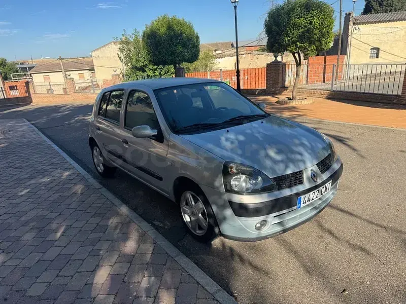 Usado Renault Clio II Business 70 CV (51 kW) 2009 Gris / plata Berlina