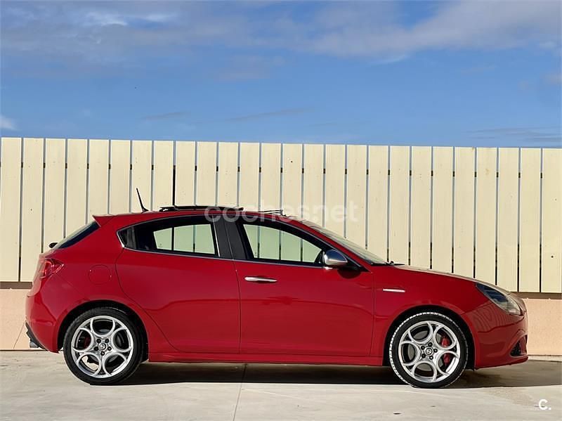 Usado Alfa Romeo Giulietta Distinctive 170 CV (125 kW) 2012 Rojo Berlina
