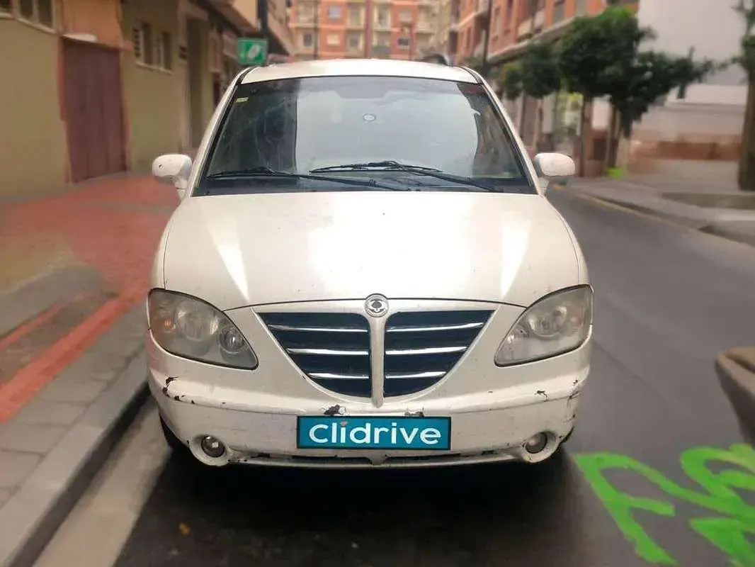 Usado SsangYong Rodius 165 CV (121 kW) 2006 Blanco Monovolumen