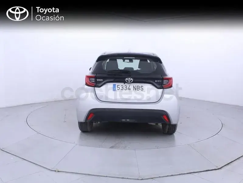 Usado Toyota Yaris Hybrid Active 116 CV (85 kW) 2025 Gris / plata Berlina
