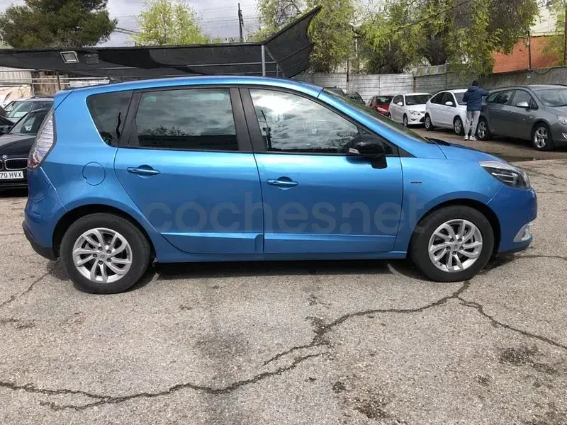 Usado Renault Scénic Bose Edition 130 CV (95 kW) 2015 Azul Monovolumen