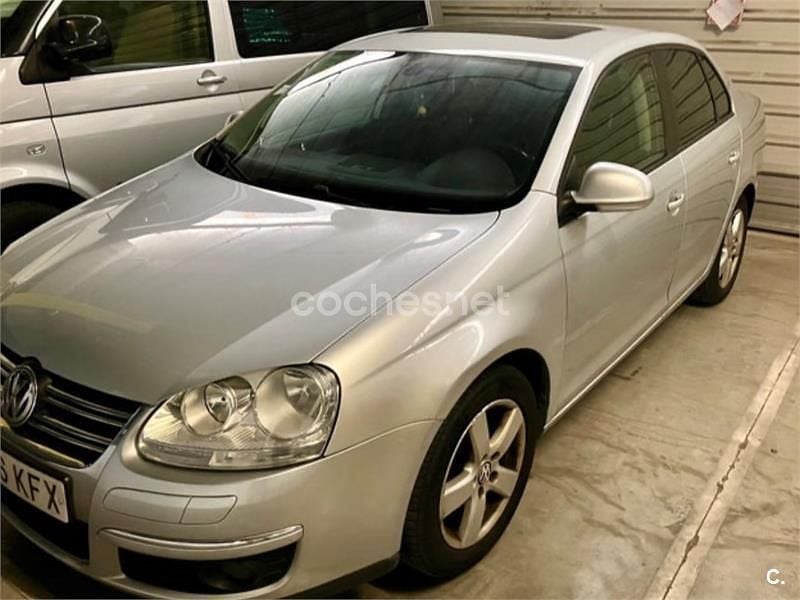 Usado VW Jetta Trendline 102 CV (75 kW) 2008 Gris / plata Berlina