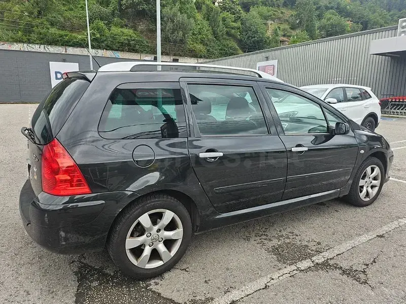 Usado Peugeot 307 110 CV (80 kW) 2007 Negro Familiar