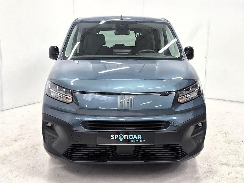 Usado Fiat Doblò 100 CV (73 kW) 2025 Violeta / lila Monovolumen