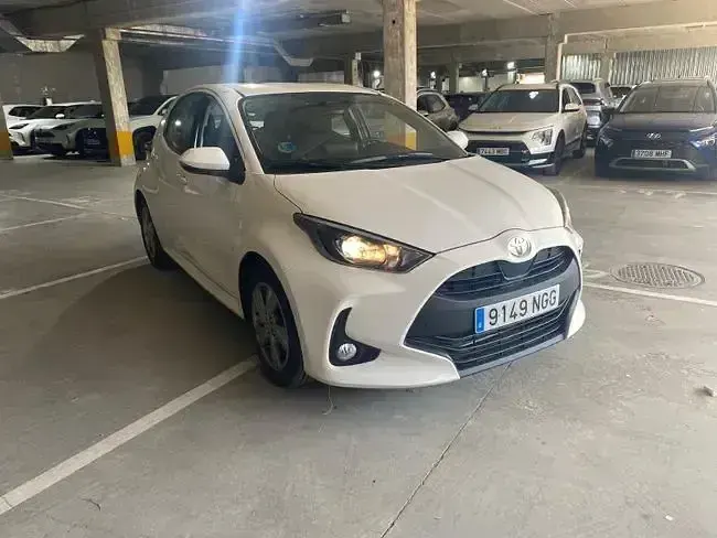Usado Toyota Yaris Active 115 CV (84 kW) 2025 Blanco Utilitario
