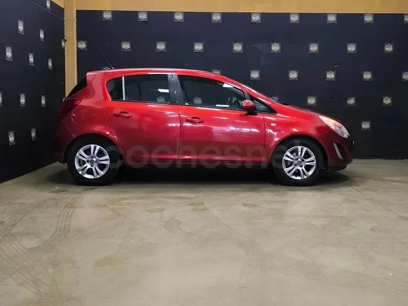 Usado Opel Corsa Selective 85 CV (62 kW) 2013 Granate Utilitario