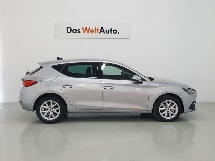 Usado Seat Leon Style 110 CV (80 kW) 2022 Gris Berlina