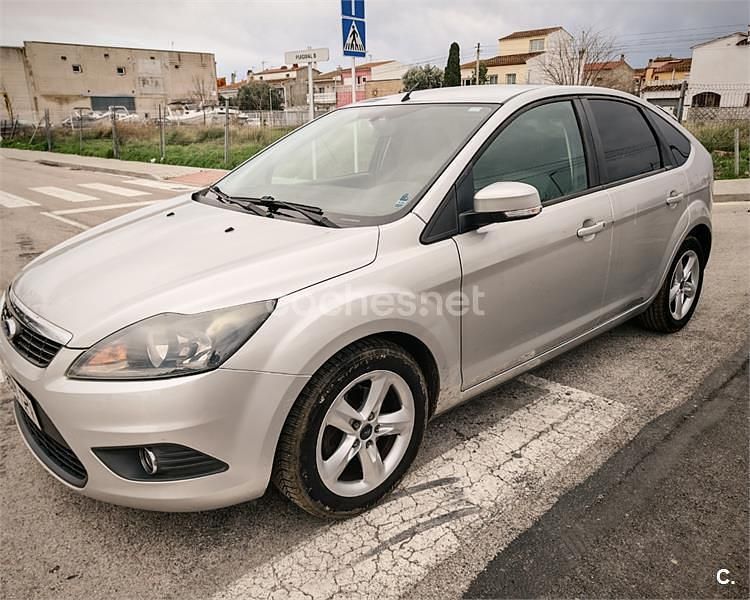 Usado Ford Focus Trend 90 CV (66 kW) 2009 Gris / plata Berlina