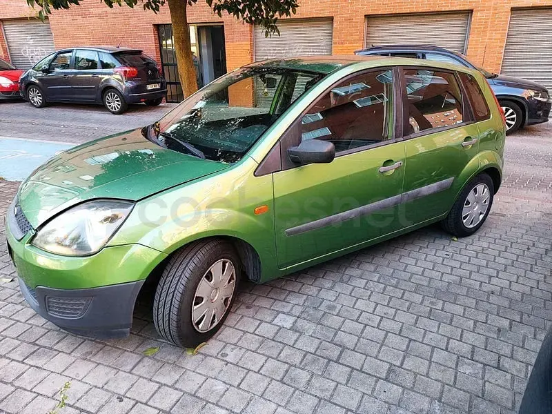Usado Ford Fiesta Ambiente 68 CV (50 kW) 2006 Verde Utilitario
