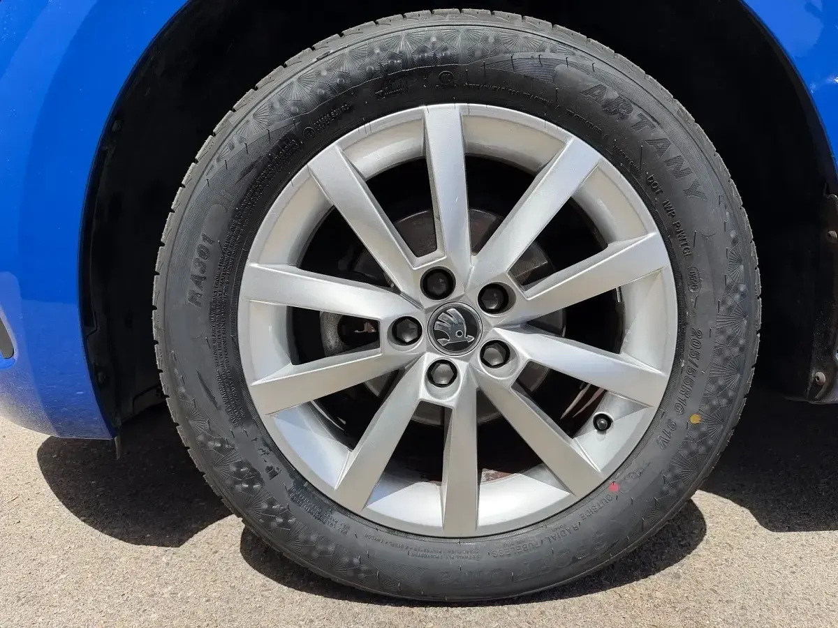 Usado Skoda Scala Active 95 CV (69 kW) 2022 Azul Utilitario