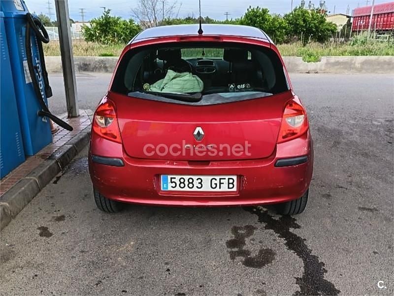 Usado Renault Clio II Authentique 75 CV (55 kW) 2008 Rojo Berlina