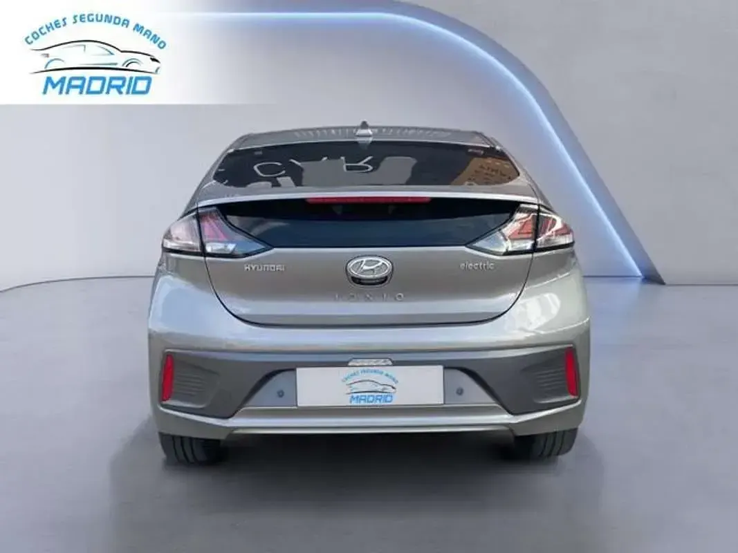 Usado Hyundai Ioniq 100 kW (136 CV) 2022 Gris Utilitario