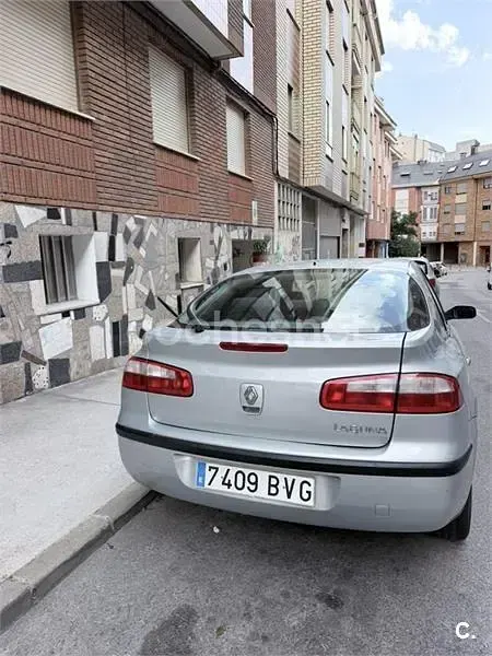 Usado Renault Laguna II Authentique 110 CV (80 kW) 2002 Gris / plata Berlina