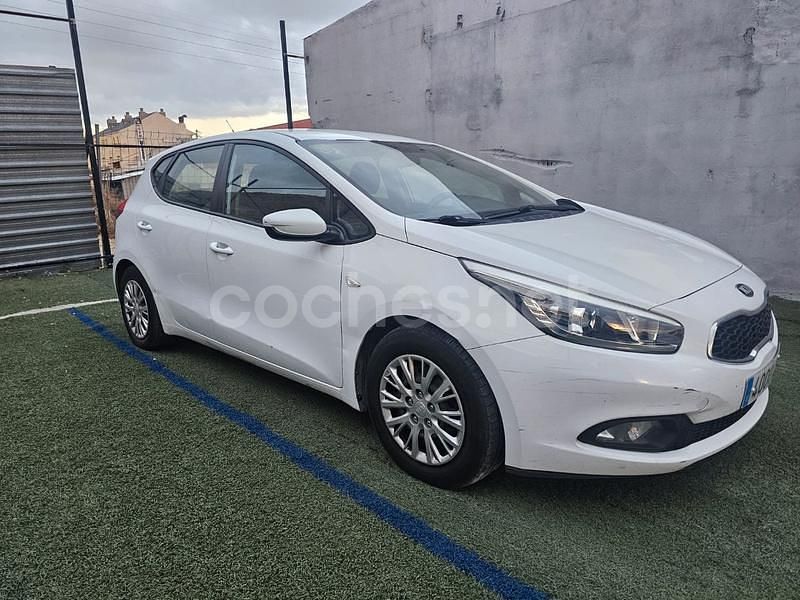 Blanco Usado 2015 Kia Ceed GT Berlina | 6999 € (Buen precio) - Imagen 1/4