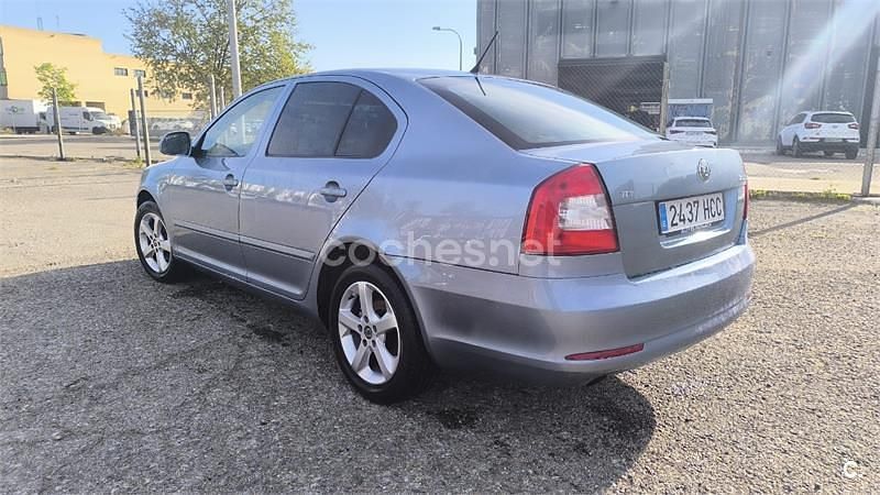 Usado Skoda Octavia Family 105 CV (77 kW) 2011 Gris / plata Berlina