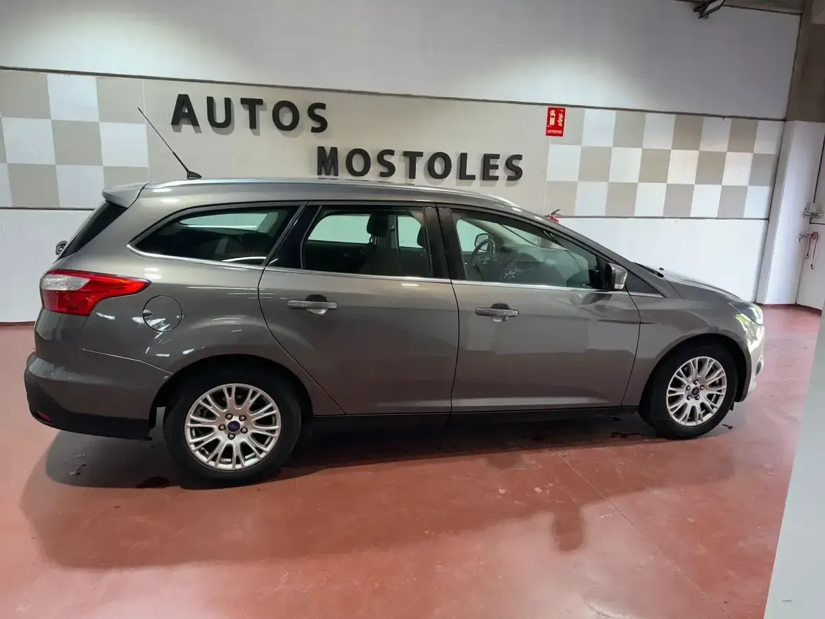 Usado Ford Focus Trend 115 CV (84 kW) 2014 Gris