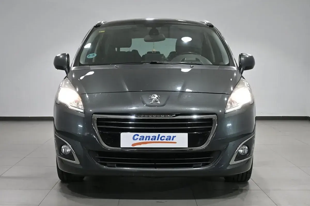 Usado Peugeot 5008 Allure 150 CV (110 kW) 2015 Gris Monovolumen